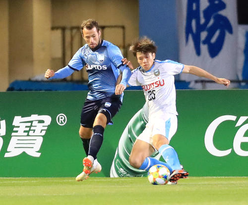 川崎F対シドニーFC　前半、ボールをクリアする川崎F・MF田中（右）（撮影・江口和貴）