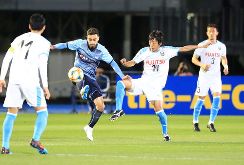 川崎F対シドニーFC　前半、競り合う川崎F・MF中村（中央右）（撮影・江口和貴）