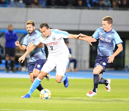 川崎F対シドニーFC　前半、ドリブルする川崎F・FWダミアン（中央）（撮影・江口和貴）