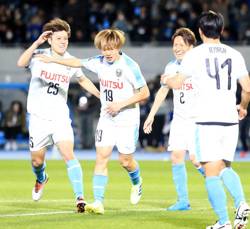 川崎F対シドニーFC　後半、先制ゴールを決めイレブンに祝福される川崎F・MF斎藤（中央）（撮影・江口和貴）