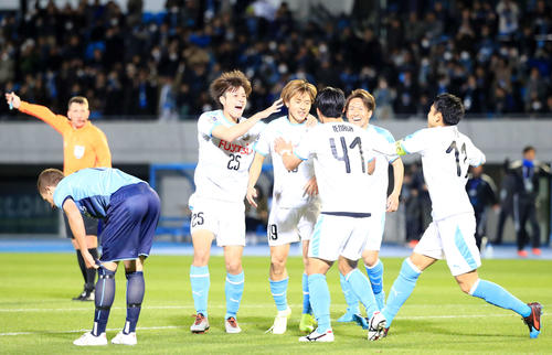 川崎F対シドニーFC　後半、先制ゴールを決めイレブンに祝福される川崎F・MF斎藤（中央）（撮影・江口和貴）