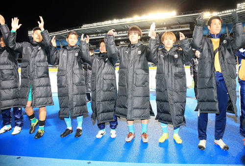 川崎F対シドニーFC　試合後、サポーターにあいさつするMF斎藤（右から2人目）ら川崎Fイレブン（撮影・江口和貴）