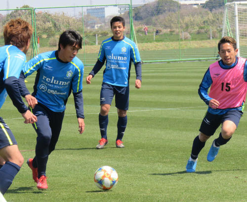 練習を行う湘南のMF斉藤（左から3人目）ら（撮影・松尾幸之介）