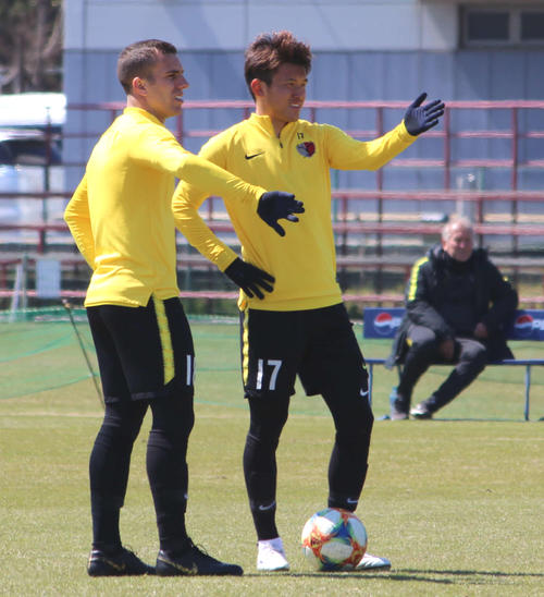 セットプレー練習で、壁に指示を送るMF平戸（右）とFWセルジーニョ（撮影・杉山理紗）