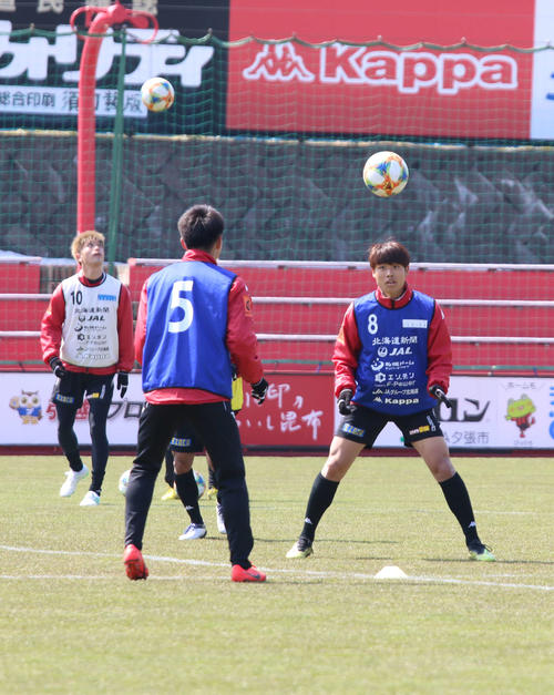 ヘディングをする札幌FW岩崎（右）（撮影・保坂果那）