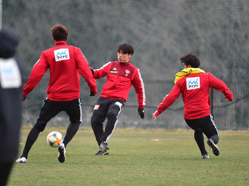 6日の試合に向け軽快に練習を行う梁（中央）（撮影・相沢孔志）