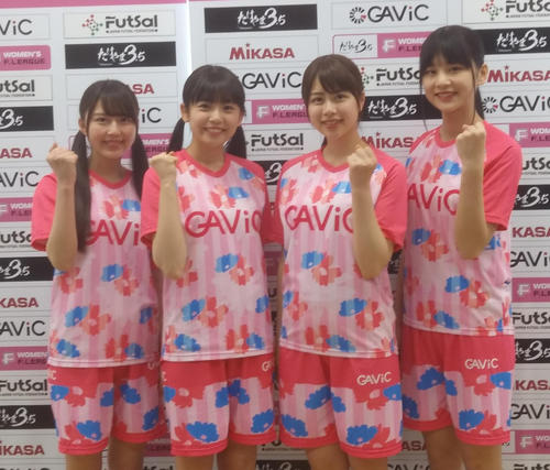 女子Fリーグの冠スポンサーになったガールズバンドのたけやま3.5のメンバー。左から星川遥香、リーダーの武田雛歩、脇田穂乃香、浜辺咲良