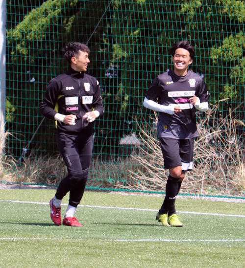 GK杉本主将とランニングして、笑顔を見せる藤枝FW遠藤（右）