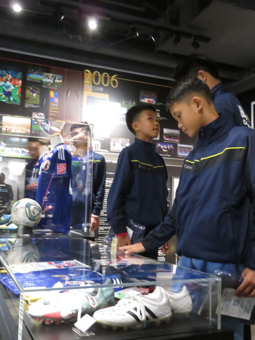 日本サッカーミュージアムを見学する、昨年7月に「奇跡の生還」を果たしたタイのサッカーチームの少年たち