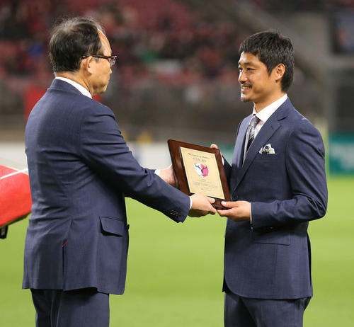 鹿島対名古屋　試合前、功労賞の授賞式に臨んだ小笠原氏（撮影・河野匠）