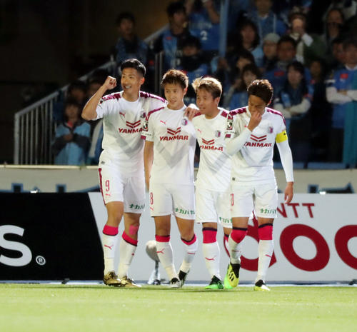 川崎F対C大阪　前半、右足でゴールを決めたC大阪FW柿谷（左から2人目）は、左から都倉、1人おいて、松田、清武らと喜ぶ（撮影・垰建太）