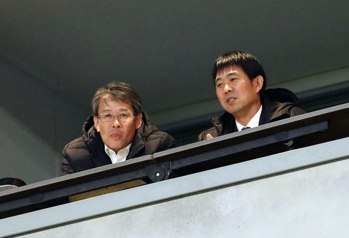 鹿島対名古屋　視察に訪れた日本代表の森保監督（右）と関塚技術委員長（撮影・河野匠）