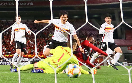 鹿島対名古屋　後半、勝ち越しゴールを決める鹿島MFレオ・シルバ（右から2人目）（撮影・河野匠）