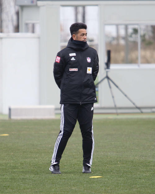 練習を見つめる片渕監督（2019年4月4日撮影）