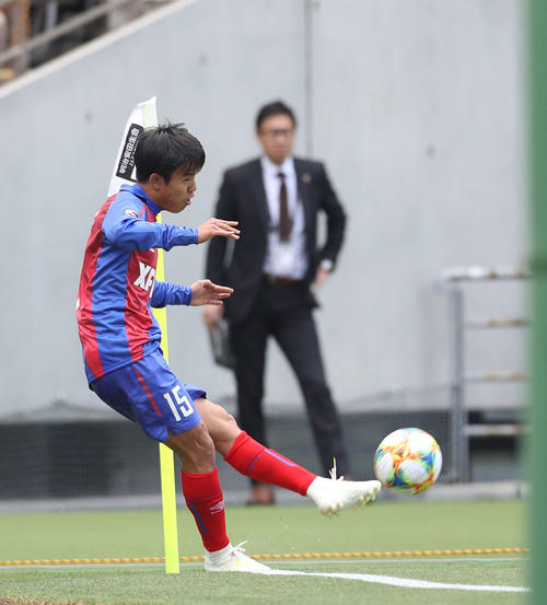 東京対清水　前半、コーナーキックを蹴る東京MF久保（撮影・河野匠）