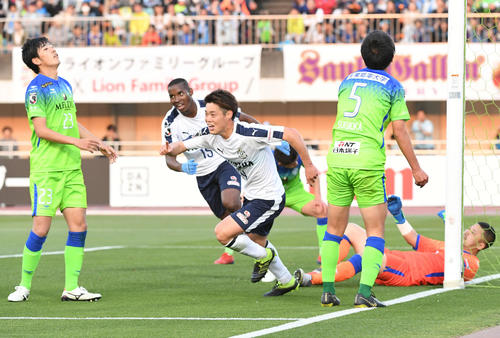 湘南対磐田　後半、先制点を決めた磐田MF松本（中央）は歓喜のダッシュ（撮影・山崎安昭）