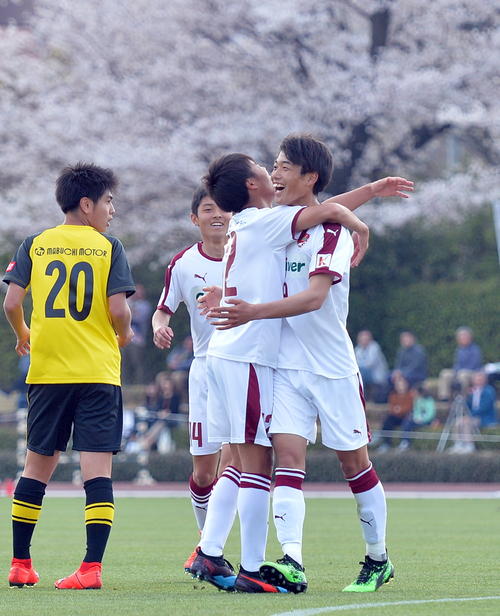 柏U－18対尚志　後半、ハットトリックを達成して仲間と喜ぶ尚志FW染野（右端）（撮影・鎌田直秀）