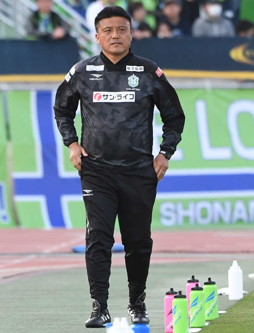 湘南対磐田　後半、険しい表情の湘南曹貴裁監督（撮影・山崎安昭）