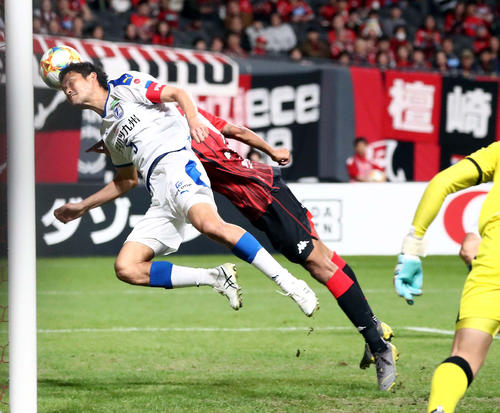 後半24分、大分DF鈴木（手前）のオウンゴールで1点を返す。奥は札幌FＷ鈴木（撮影・黒川智章）