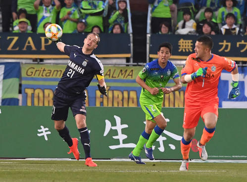 湘南対磐田　後半、前線へロングスローする磐田GKカミンスキー。右は湘南GK秋元（撮影・山崎安昭）