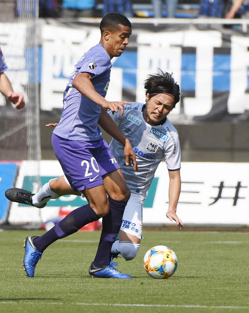 広島対G大阪　前半、広島FWドウグラス・ヴィエイラ（左）と接触し倒れるG大阪MF遠藤（撮影・奥田泰也）