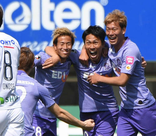 前半、チーム2点目のゴールを決めた広島MF柴崎（右から2人目）は、イレブンと肩を組み笑顔（撮影・奥田泰也）