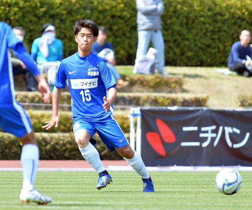 後半、パスを出す市船橋MF松本（撮影・鎌田直秀）