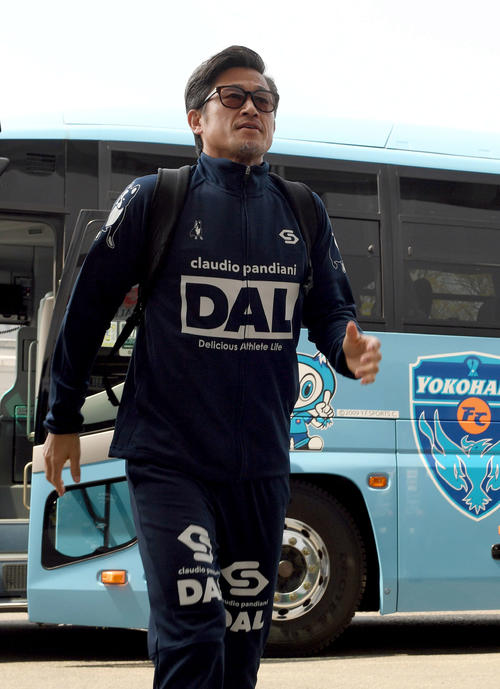 会場入りする横浜FC・FWカズ（撮影・たえ見朱実）