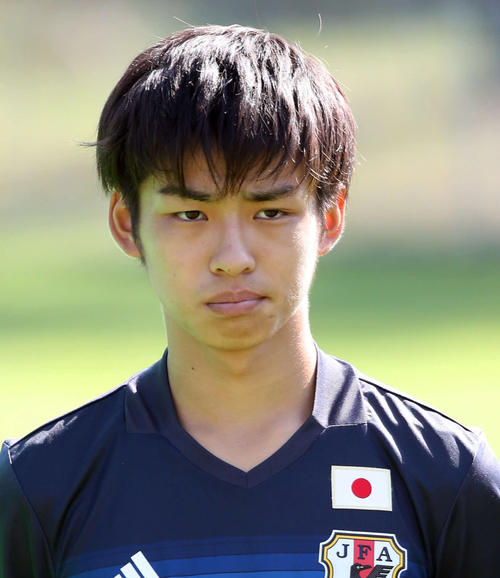 サッカーU－17国際大会　日本対ハンガリー　ゴールに迫る日本代表FW斉藤光毅＝2017年8月23日