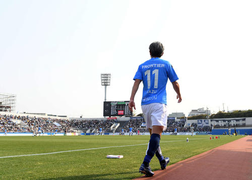 横浜FC対福岡　交代しベンチに下がる横浜FC・FWカズ（撮影・たえ見朱実）