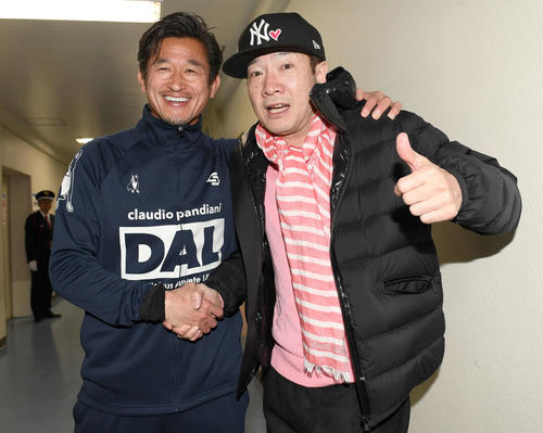 横浜FC対福岡　観戦に駆けつけた田原俊彦（右）と握手を交わす横浜FC・FWカズ（撮影・たえ見朱実）