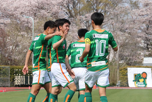 先制点を決めた青森山田MF後藤（中央左）は、主将のMF武田（中央右、背番号10）とハイタッチ。左は1年生MF松木（撮影・杉山理紗）