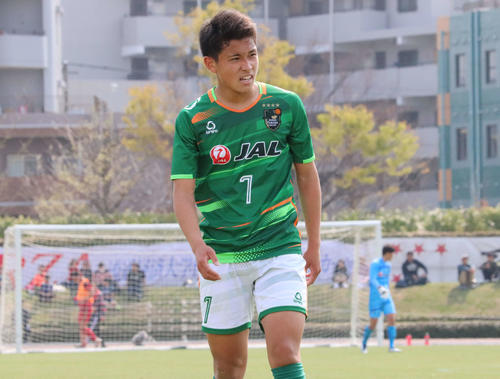 青森山田対流通経大柏　後半、苦しそうな表情を浮かべる青森山田MF松木（撮影・杉山理紗）