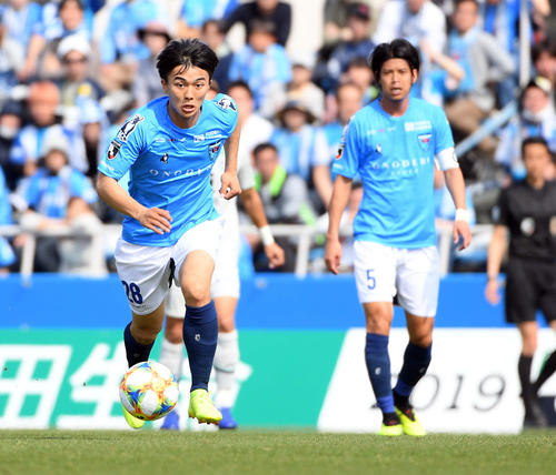 横浜FC対福岡　前半、ボールを追う横浜FC・MF安永（撮影・たえ見朱実）