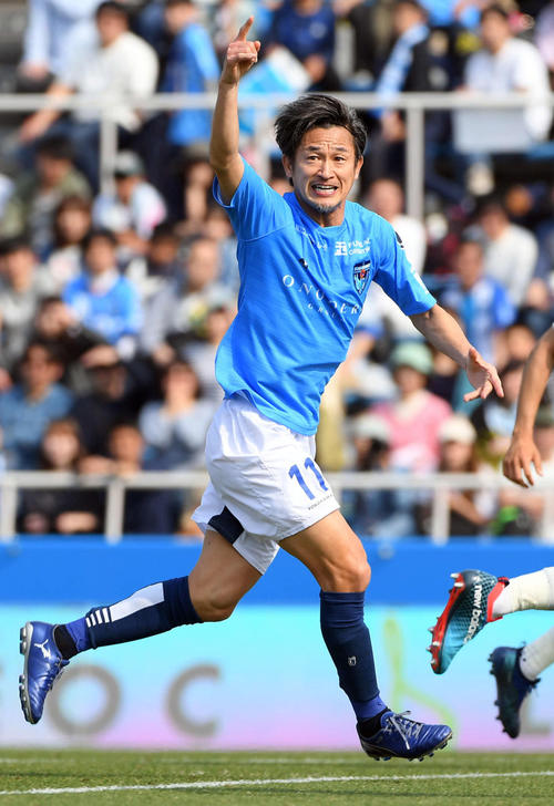 横浜FC対福岡　前半、味方にパス出しのアピールをする横浜FC・FWカズ（撮影・たえ見朱実）