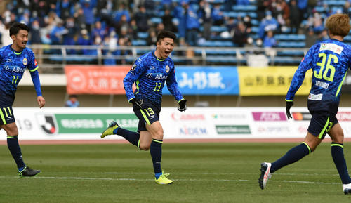 山形対東京V　後半、ヘディングで勝ち越しゴールを決め歓喜する山形FW大槻（撮影・相沢孔志）