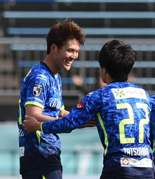 山形対東京V　後半同点ゴールを決めた坂元を祝福する山形DF熊本（左）