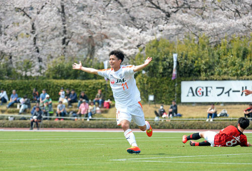 追加点を挙げ、両手を広げて喜ぶ清水ユースMF青島太