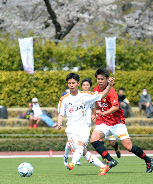 前半17分、先制点を決める清水ユースMF青島太