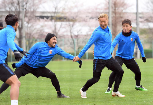 練習中、笑顔を見せる浦和イレブン。左から興梠、山中、宇賀神（撮影・たえ見朱実）
