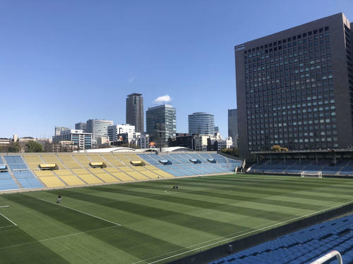 サッカー用のラインが引かれた秩父宮ラグビー場（撮影・岡崎悠利）