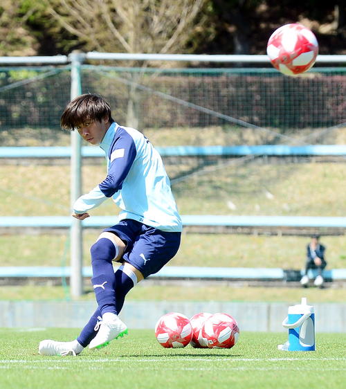 全体練習後、FKの練習に励む磐田MF針谷