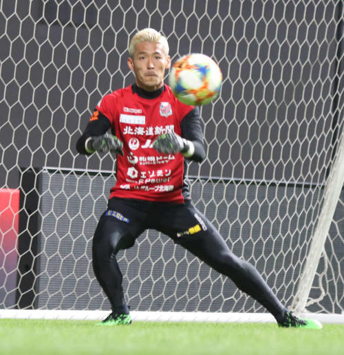 ボールに飛びつく札幌GK菅野（撮影・西塚祐司）