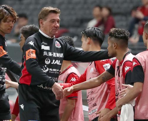 ルヴァン杯　札幌対湘南　試合後、選手と握手するペトロビッチ監督（撮影・黒川智章）