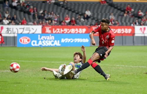 ルヴァン杯　札幌対湘南　後半20分、ハットトリックを決める札幌FW鈴木（撮影・黒川智章）