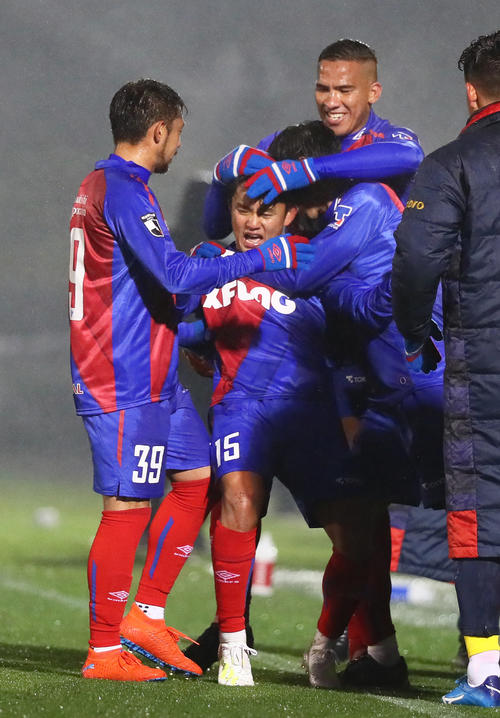 東京対鳥栖　後半、直接FKでゴールを決めた東京MF久保（左から2人目）はチームメートから祝福される（撮影・足立雅史）