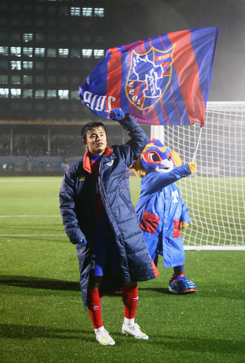 東京対鳥栖　後半、直接FKで決勝ゴールを決めた東京MF久保はファンの声援に応える（撮影・足立雅史）