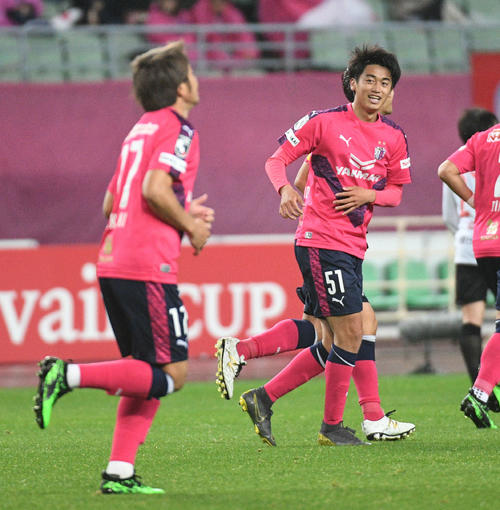 C大阪対名古屋　後半、C大阪MF福満隆貴を祝福するFW西川潤（右）（撮影・渦原淳）