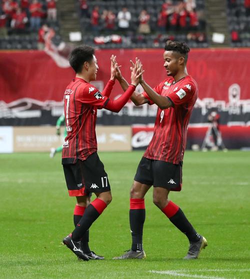 ルヴァン杯　札幌対湘南　前半40分、ゴールを決めた札幌MF檀崎（左）はFW鈴木とタッチする（撮影・黒川智章）