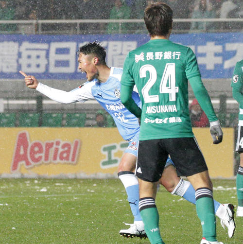松本対磐田　前半、ヘディングで先制ゴールを決め喜ぶ磐田FW中山（左）（撮影・中島郁夫）
